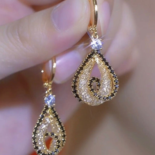 Net-wrapped water drop earrings