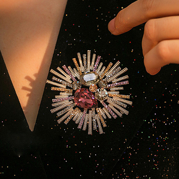 Retro light luxury crystal flower brooch